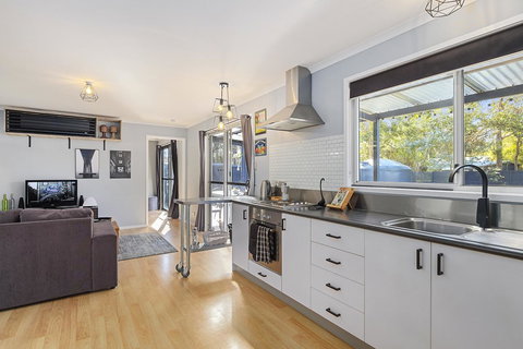 Three Beaches - Foster Accommodation 9