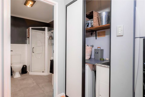 Three Beaches - Foster Accommodation 18