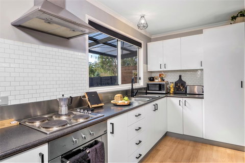 Three Beaches - Foster Accommodation 8