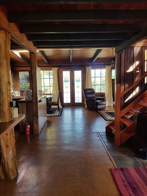Whispering Hills Retreat - Foster Accommodation 11