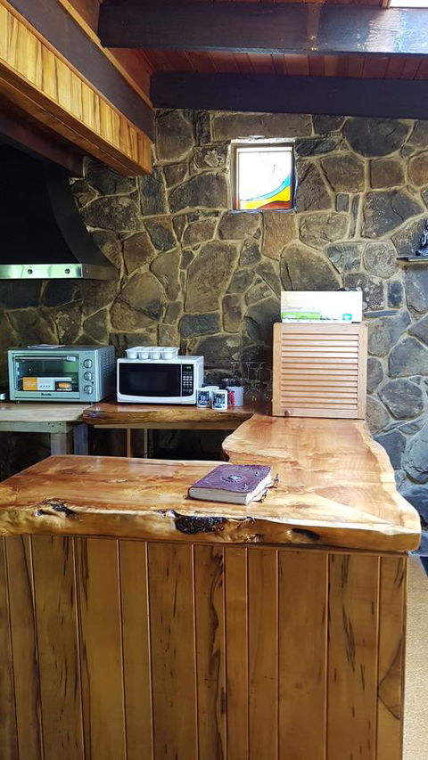 Whispering Hills Retreat - Foster Accommodation 8