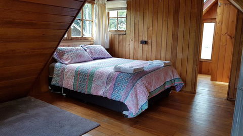 Whispering Hills Retreat - Foster Accommodation 2