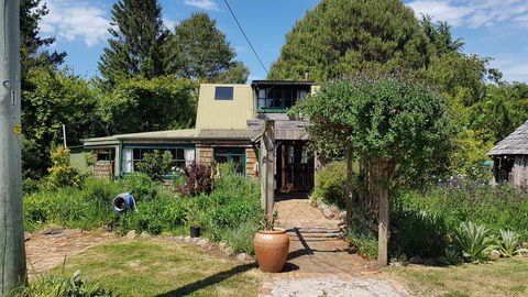Whispering Hills Retreat - Foster Accommodation 1