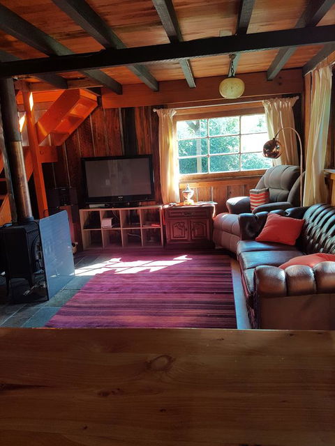 Whispering Hills Retreat - Foster Accommodation 10