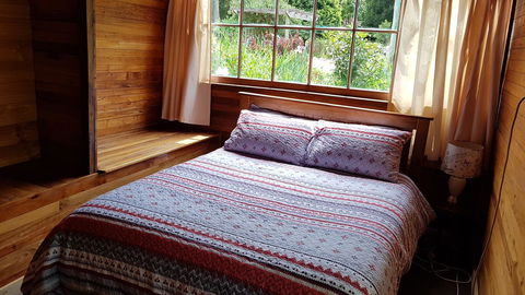 Whispering Hills Retreat - Foster Accommodation 3