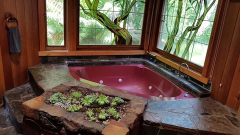 Whispering Hills Retreat - Foster Accommodation 4