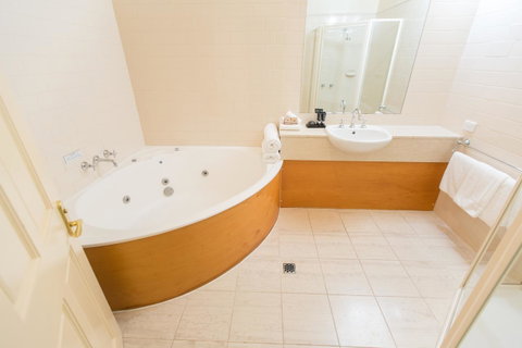 Strahan Village - Foster Accommodation 23