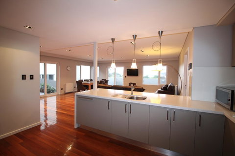 Sunny 3 Bedroom Apartment In Sandy Bay - Foster Accommodation 11