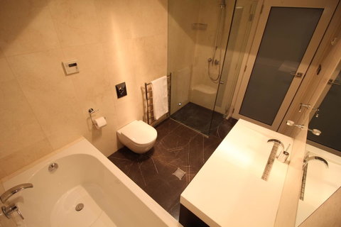 Sunny 3 Bedroom Apartment In Sandy Bay - Foster Accommodation 5
