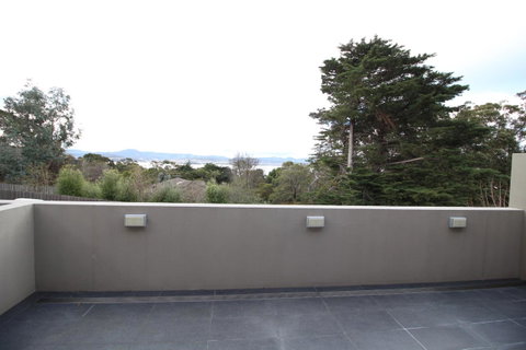 Sunny 3 Bedroom Apartment In Sandy Bay - Foster Accommodation 16