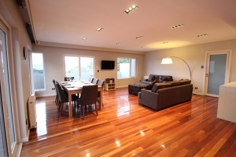 Sunny 3 Bedroom Apartment In Sandy Bay - Foster Accommodation 1