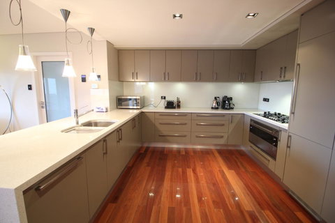 Sunny 3 Bedroom Apartment In Sandy Bay - Foster Accommodation 3