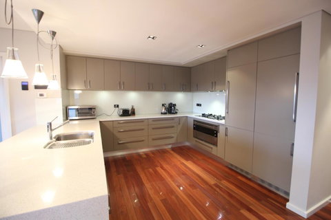 Sunny 3 Bedroom Apartment In Sandy Bay - Foster Accommodation 10