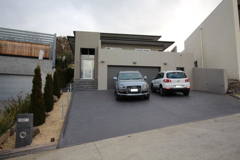 Sunny 3 Bedroom Apartment In Sandy Bay - Foster Accommodation 9