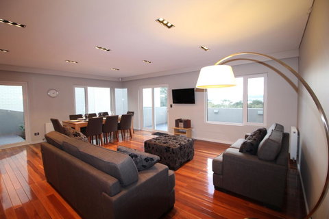 Sunny 3 Bedroom Apartment In Sandy Bay - Foster Accommodation 6