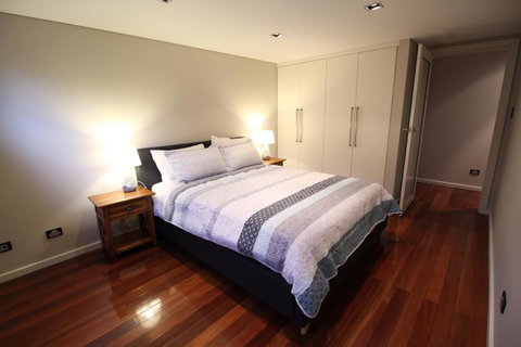 Sunny 3 Bedroom Apartment In Sandy Bay - Foster Accommodation 2
