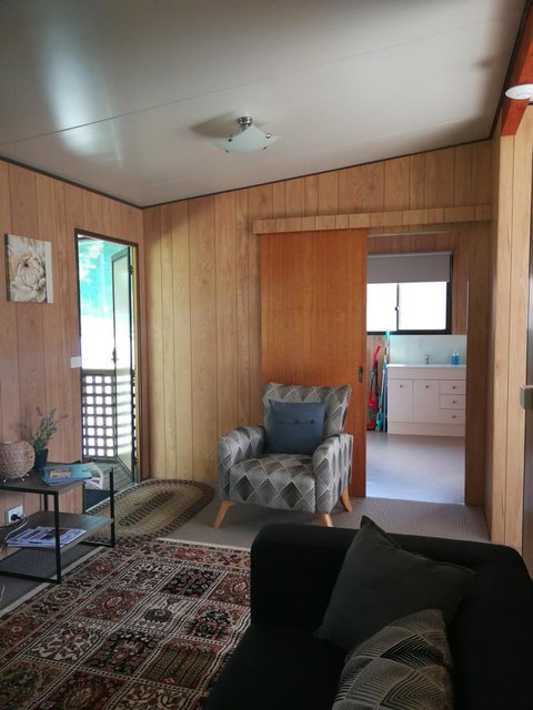 Hilltop Cottages - Foster Accommodation 14