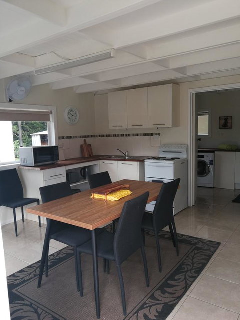 Hilltop Cottages - Foster Accommodation 7