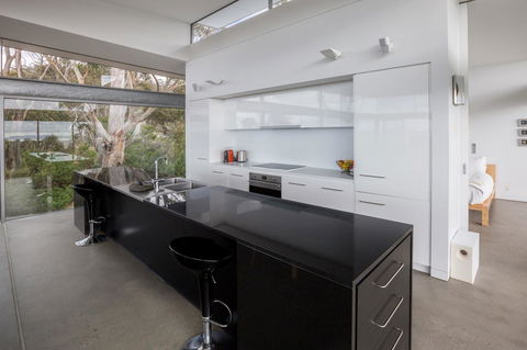 Avalon Coastal Retreat - Foster Accommodation 13