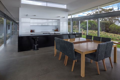 Avalon Coastal Retreat - Foster Accommodation 14