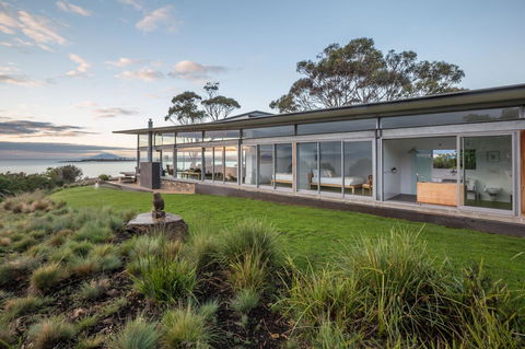 Avalon Coastal Retreat - Foster Accommodation 0