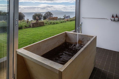 Avalon Coastal Retreat - Foster Accommodation 8
