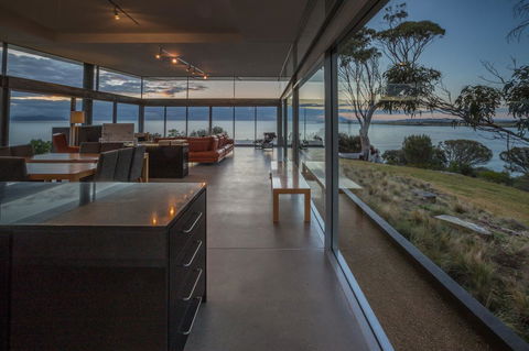 Avalon Coastal Retreat - Foster Accommodation 11