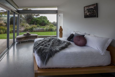 Avalon Coastal Retreat - Foster Accommodation 15