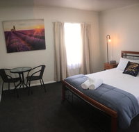 3ree- Spacious  Charming Apartment - Foster Accommodation