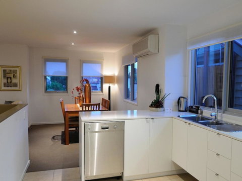 The Victoria Apartments - Foster Accommodation 38