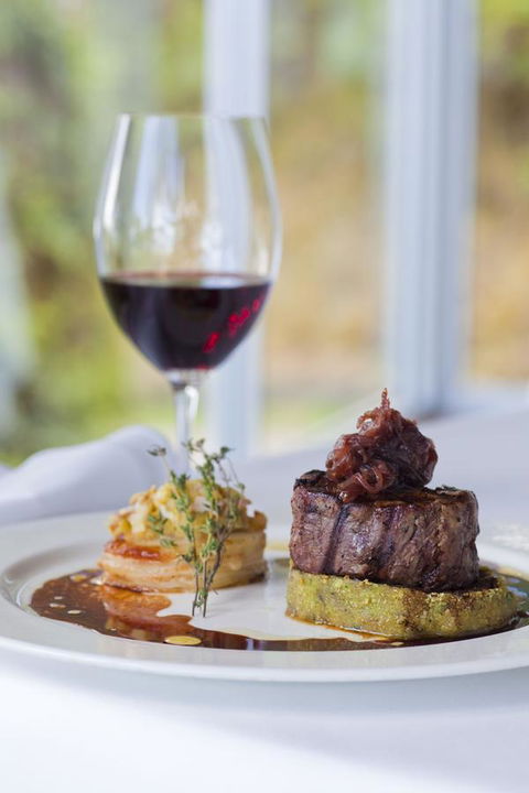 Chris\'s Beacon Point Restaurant & Villas - Foster Accommodation 10