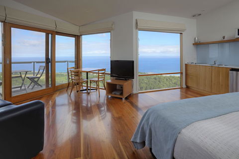Chris\'s Beacon Point Restaurant & Villas - Foster Accommodation 2
