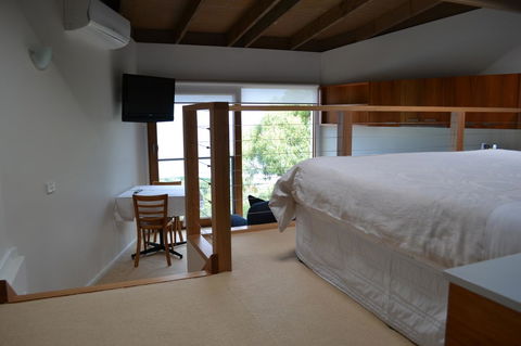 Chris\'s Beacon Point Restaurant & Villas - Foster Accommodation 9