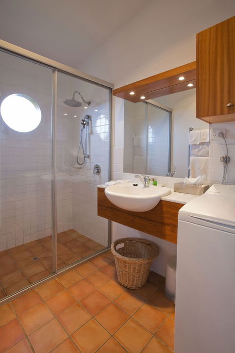 Chris\'s Beacon Point Restaurant & Villas - Foster Accommodation 6