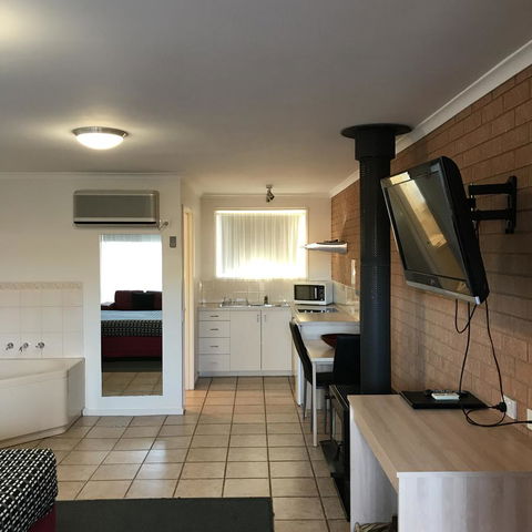 Beachcomber Motel & Apartments - Foster Accommodation 5