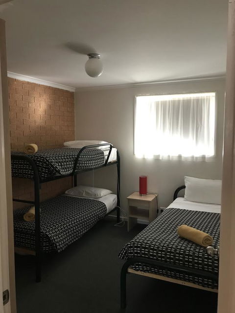 Beachcomber Motel & Apartments - Foster Accommodation 10
