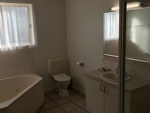Beachcomber Motel & Apartments - Foster Accommodation 9