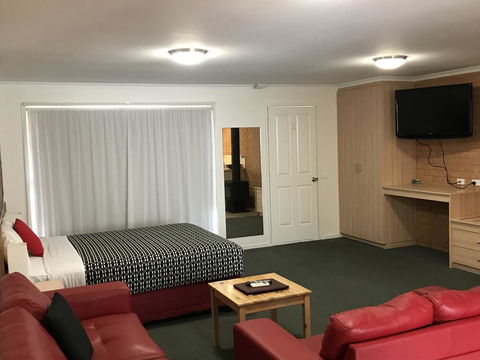 Beachcomber Motel & Apartments - Foster Accommodation 11