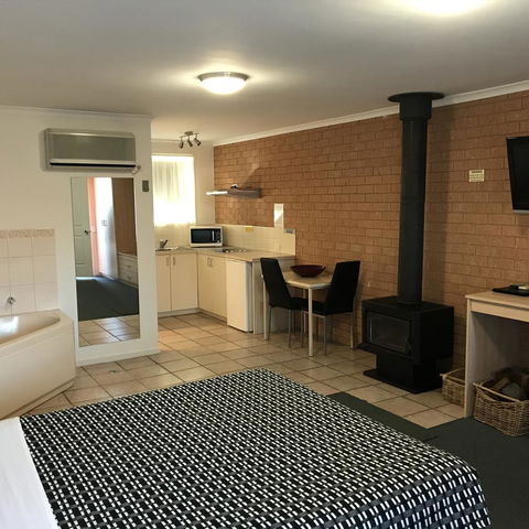 Beachcomber Motel & Apartments - Foster Accommodation 6