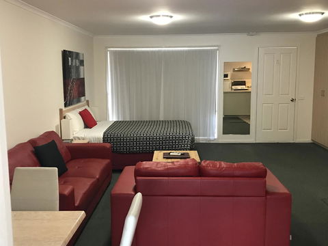 Beachcomber Motel & Apartments - Foster Accommodation 12