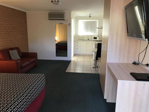 Beachcomber Motel & Apartments - Foster Accommodation 7