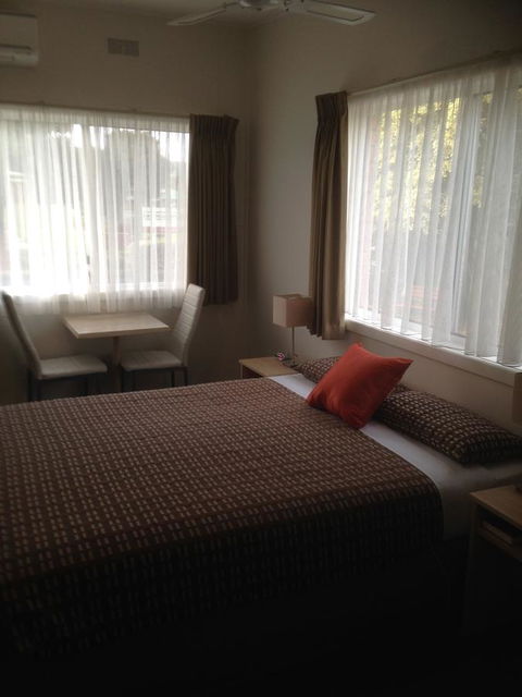 Beachcomber Motel & Apartments - Foster Accommodation 36