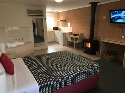 Beachcomber Motel & Apartments - Foster Accommodation 2
