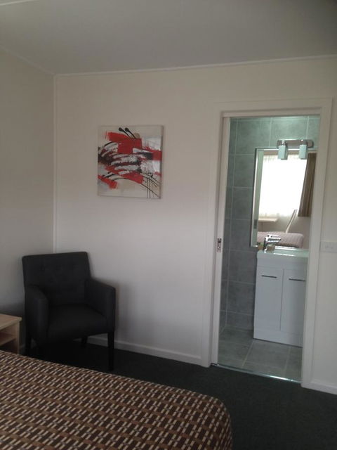 Beachcomber Motel & Apartments - Foster Accommodation 25