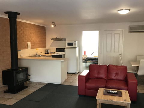 Beachcomber Motel & Apartments - Foster Accommodation 13