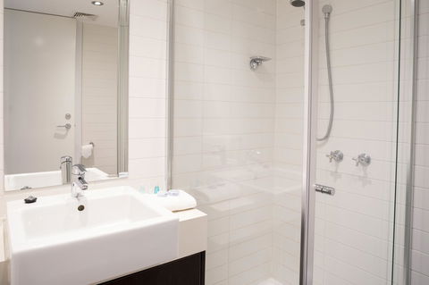 The Dolphin Apartments - Foster Accommodation 11