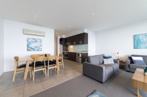 The Dolphin Apartments - Foster Accommodation 21