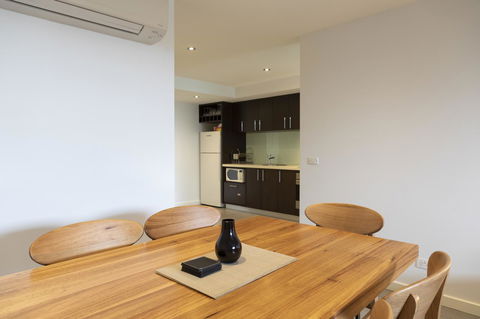 The Dolphin Apartments - Foster Accommodation 8
