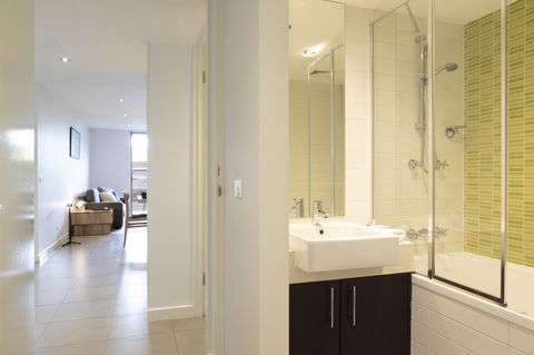 The Dolphin Apartments - Foster Accommodation 5