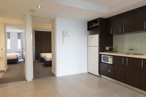 The Dolphin Apartments - Foster Accommodation 2